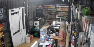 Мужчина с ножом ограбил магазин в Мариуполе