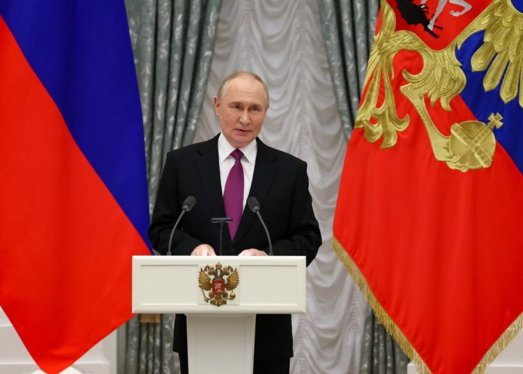 Особый статус и новые пособия: как указ Путина защитит учителей в Донбассе и приграничье