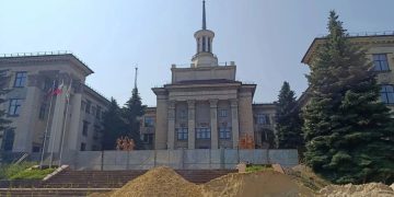 Москва обновляет центр Луганска: реконструкция сквера на Красной площади