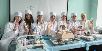 Лето в белом халате: как луганские школьники осваивают медицину на каникулах