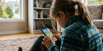 В Снежном 10-летняя девочка перевела мошенникам 85 тысяч рублей, чтобы купить игровую валюту