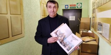 Книги вместо снарядов: как московский литератор 10 лет возит в Луганск русское слово