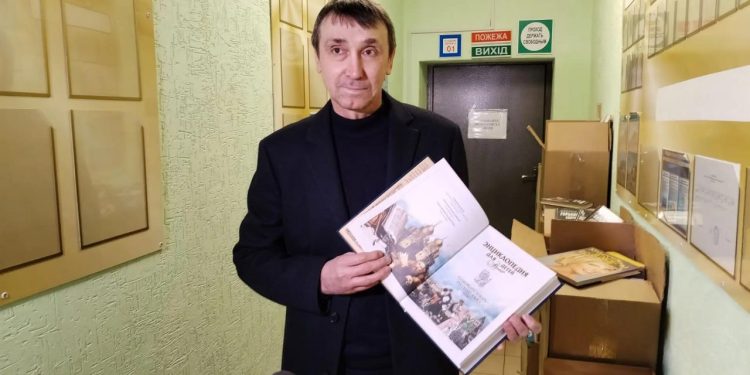Книги вместо снарядов: как московский литератор 10 лет возит в Луганск русское слово