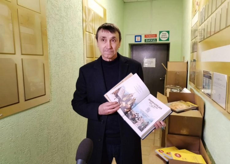 Книги вместо снарядов: как московский литератор 10 лет возит в Луганск русское слово