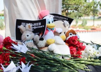 Мелитополь скорбит: цветы и игрушки принесли в парке участников СВО в День памяти детей Донбасса