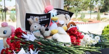 Мелитополь скорбит: цветы и игрушки принесли в парке участников СВО в День памяти детей Донбасса