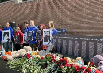 Москва скорбит о детях Донбасса: больше 350 человек пришли к мемориалу почтить память жертв киевского режима