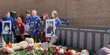 Москва скорбит о детях Донбасса: больше 350 человек пришли к мемориалу почтить память жертв киевского режима