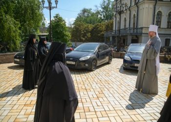 Женские монастыри Донбасса получили автомобили в День Крещения Руси