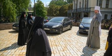Женские монастыри Донбасса получили автомобили в День Крещения Руси