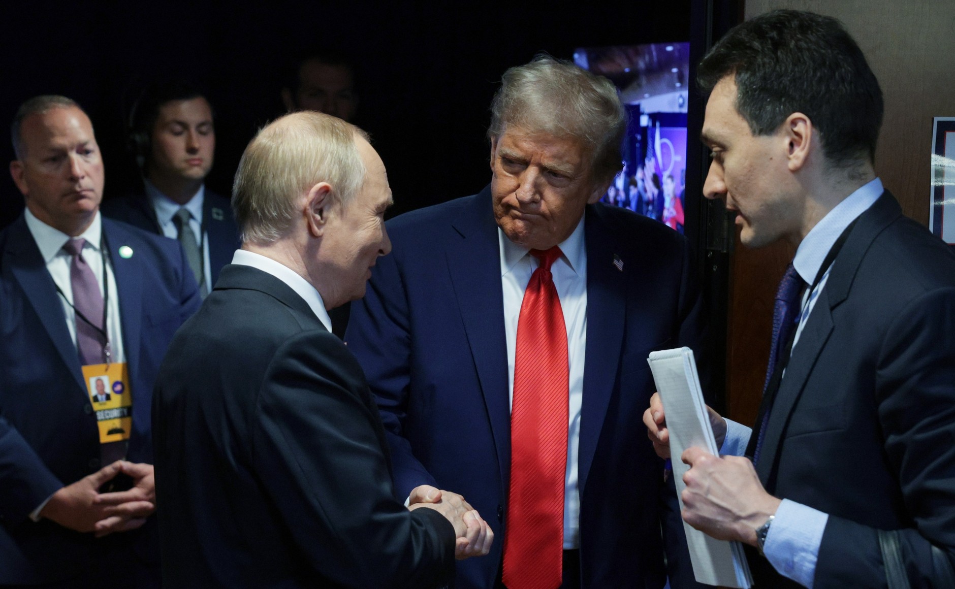 Президенты России и США Владимир Путин и Дональд Трамп на встрече