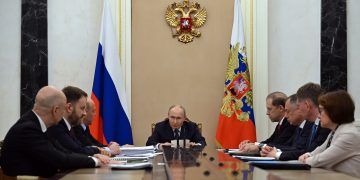 Владимир Путин назвал временными трудности на топливном рынке