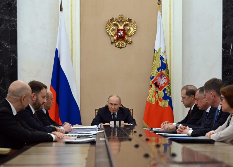 Владимир Путин назвал временными трудности на топливном рынке