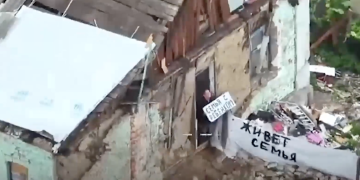 «Здравствуйте, вас приветствует армия РФ»: российские бойцы с помощью спасли семью с ребенком из Константиновки