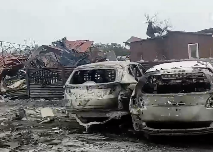 Число погибших при ударе по Кирилловке возросло до 11 человек, спасатели ищут еще восьмерых Число погибших при ударе по Кирилловке возросло до 11 человек, спасатели ищут еще восьмерых