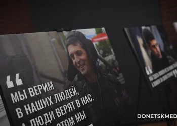Танки, розы и живой разговор: донецкая молодёжь вспомнила Михаила Толстых Танки, розы и живой разговор: донецкая молодёжь вспомнила Михаила Толстых