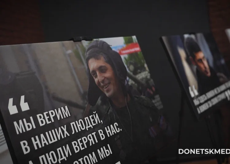 Танки, розы и живой разговор: донецкая молодёжь вспомнила Михаила Толстых Танки, розы и живой разговор: донецкая молодёжь вспомнила Михаила Толстых