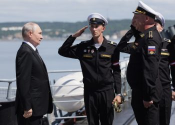 Путин поручил Минобороны и ТОФ подготовить идеи по защите российских судов