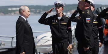 Путин поручил Минобороны и ТОФ подготовить идеи по защите российских судов