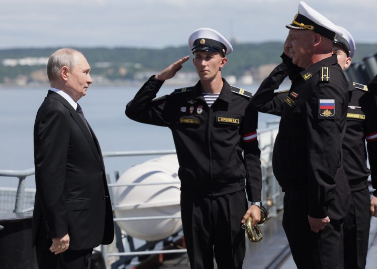 Путин поручил Минобороны и ТОФ подготовить идеи по защите российских судов