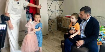 Спасенные из Родинского Вася и Василиса собираются в детский сад