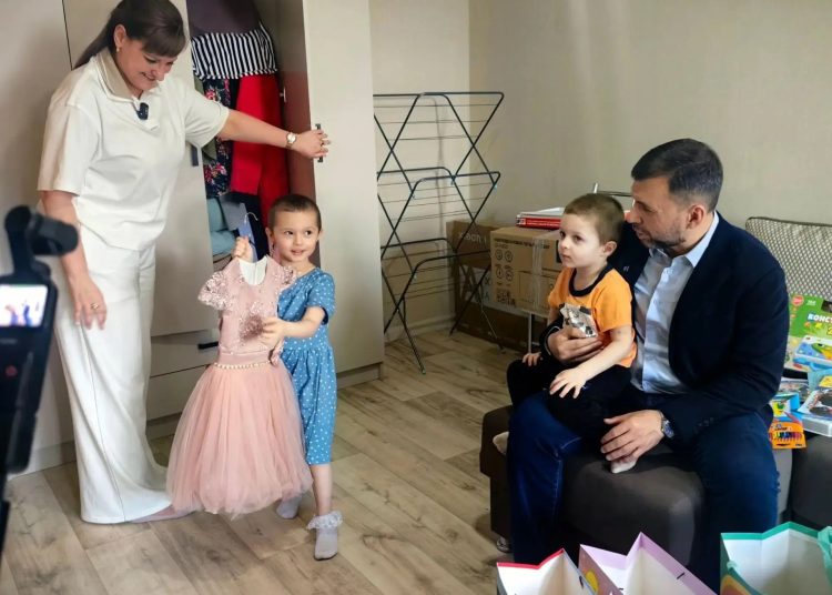 Спасенные из Родинского Вася и Василиса собираются в детский сад