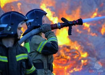 При ночном ударе БПЛА в Макеевке повреждения получил строительный магазин, дорогу перекрыли