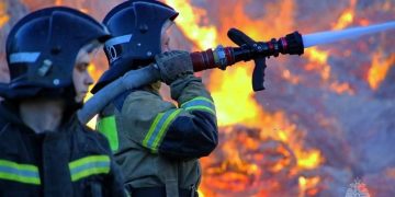 При ночном ударе БПЛА в Макеевке повреждения получил строительный магазин, дорогу перекрыли