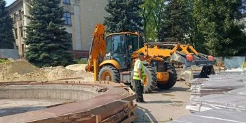 В сквере на Красной площади Луганска рассматривают возможность установки системы капельного полива