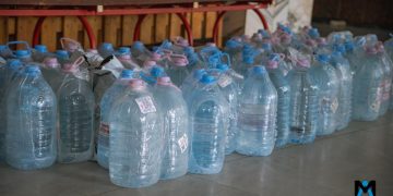В ПВР Харцызска передали воду эвакуированным жителям В ПВР Харцызска передали воду эвакуированным жителям