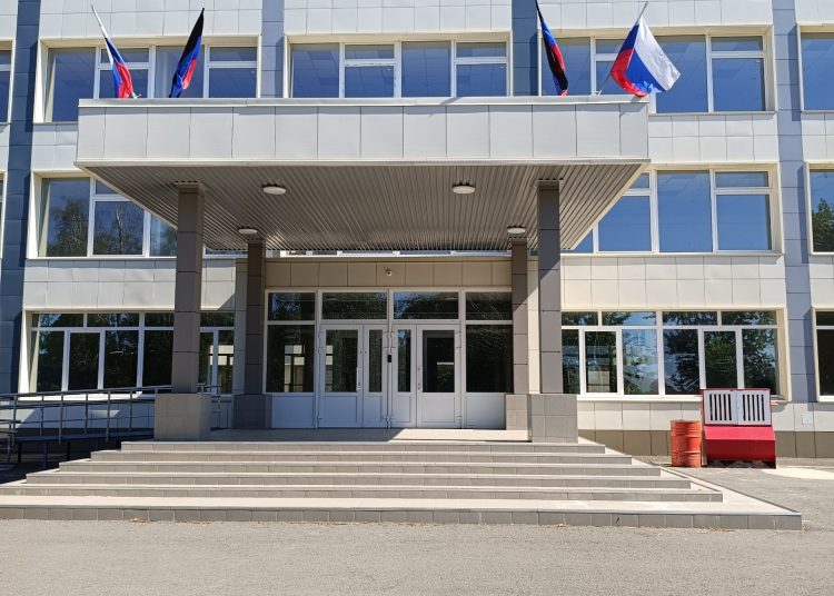 Московская область возвращает к жизни гимназию-школу №1 в Мариуполе: здание, пострадавшее в 2022 году, готовят к открытию