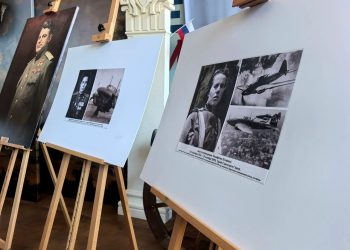 Дочь летчика Королева посетила выставку ко Дню ВВС в Геническе
