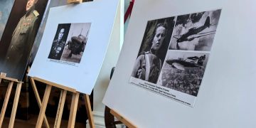 Дочь летчика Королева посетила выставку ко Дню ВВС в Геническе