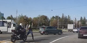 В Донецке мотоциклист без номеров сбил сотрудника ГАИ — видео