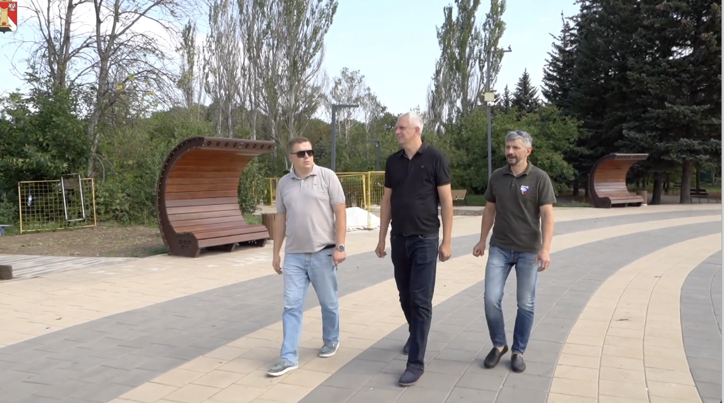 Красные клены в Зугрэсе, декор для Донецка и гастроли Мариупольского театра. Дайджест за 13 августа