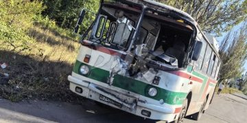 Дрон ударил по пассажирскому автобусу в Горловке, ранены 11 человек – фото