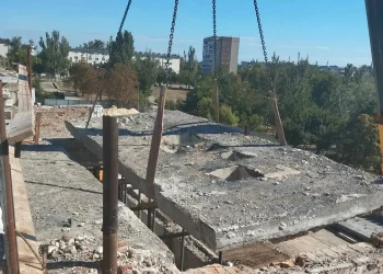 В Мариуполе восстанавливают перекрытия и возводят перегородки в ДК «Металлургов» В Мариуполе восстанавливают перекрытия и возводят перегородки в ДК «Металлургов»