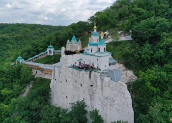 Лавра, курорт и линия фронта: что такое Святогорск и почему его освобождение важно для Донбасса