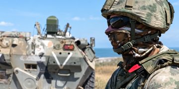 Росгвардейцы в Донецке спасли сбитую автобусом девушку Росгвардейцы в Донецке спасли сбитую автобусом девушку