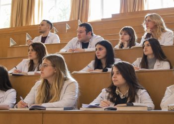 ДонГМУ расширяет ряды медиков: более 700 студентов и 450 ординаторов приступили к обучению