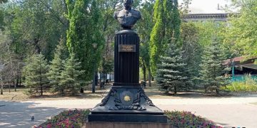 Не просто памятники: какие истории хранят монументы в центре Донецка