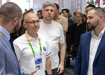 Руководителю администрации президента Кириенко на МФМ-2026 подарили  «Донбассёнка»