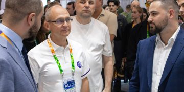 Руководителю администрации президента Кириенко на МФМ-2026 подарили  «Донбассёнка»