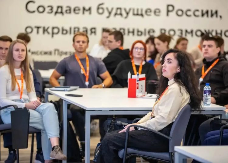Каждый четвёртый госслужащий в ЛНР моложе 35 лет