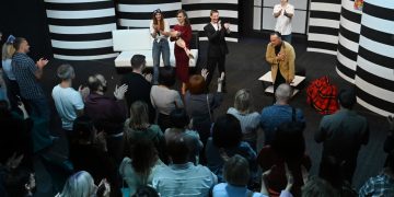 «Снегопад для Киры»: в Донецкой муздраме представили мелодраматический детектив