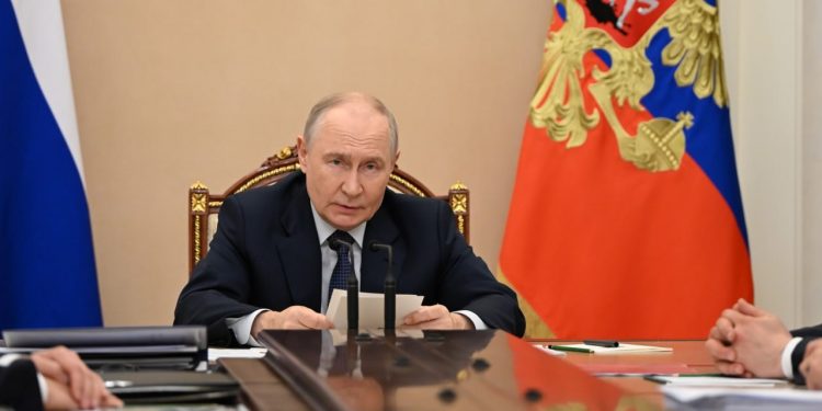 «Мы ещё подумаем»: Путин ответил на просьбы Киева о перемирии