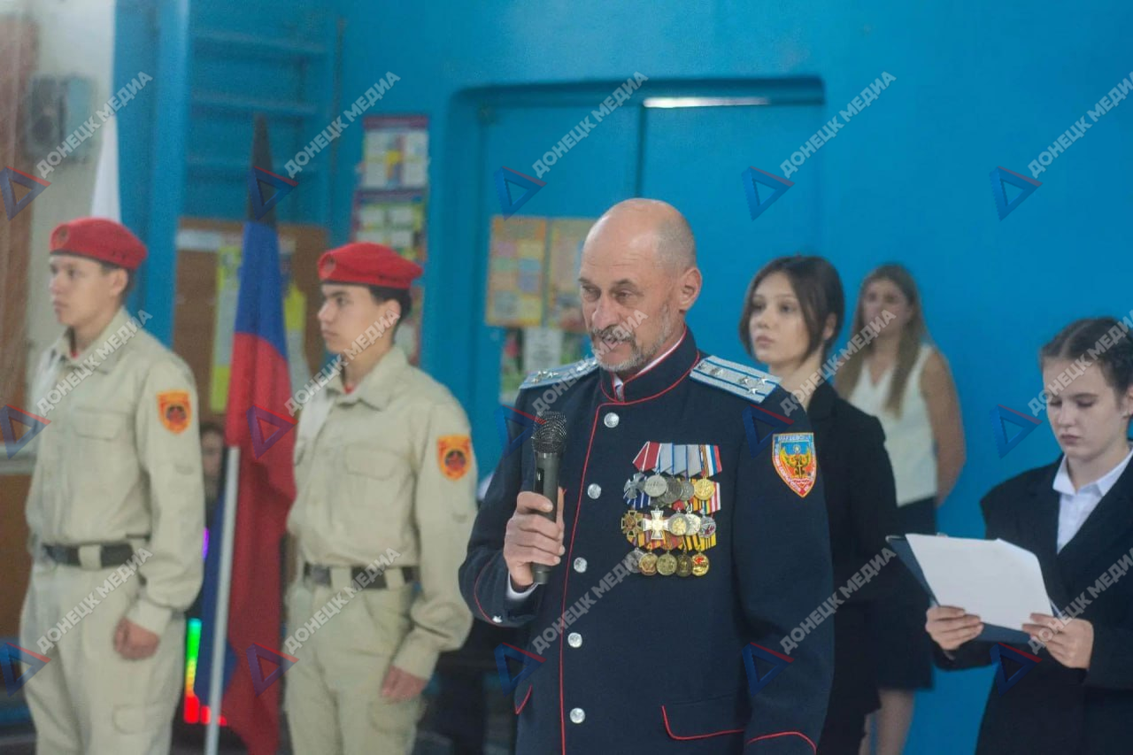 Памятная плита выпускникам в макеевской школе