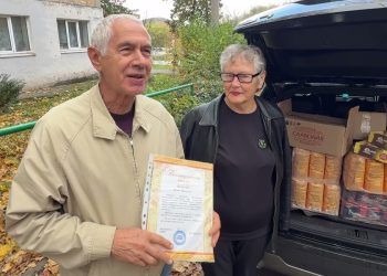 «Доброта не регулируется графиками»: донецким пенсионерам передали продуктовые наборы