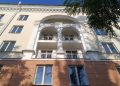 В Мариуполе завершают восстановление «сталинки» с арками и колоннами