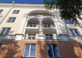 В Мариуполе завершают восстановление «сталинки» с арками и колоннами В Мариуполе завершают восстановление «сталинки» с арками и колоннами